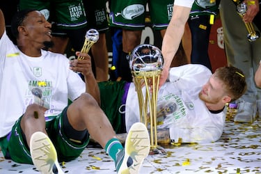 Los jugadores celebran el tercer título que consigue el club malagueño.