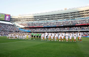 Ambos equipos posan en el centro del campo antes del inicio del encuentro.