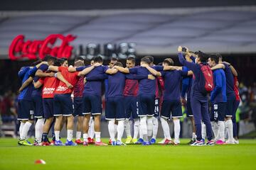 Jugadores de las Chivas de Guadalajara demuestran la unión del grupo previo a disputar el Clásico Nacional
