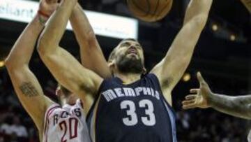 Marc Gasol lucha por un rebote.