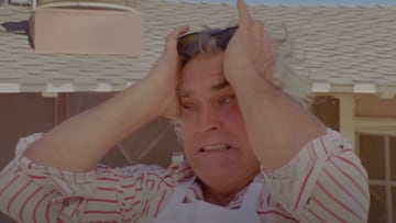 Señor mayor tirándose de los pelos en el cortometraje de skate de Monster y Green Day.