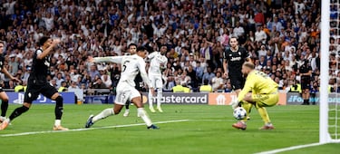 1-0. Gran jugada de Vinicius dentro del área que finaliza con un zurdazo que se estrella en la base del poste. Jude Bellingham, atento al rechace, empuja el balón al fondo de la portería de Michele Gregorio.