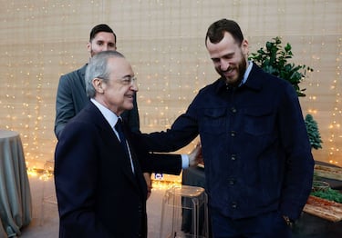 Florentino Pérez y Sergio Rodríguez jugador del Real Madrid de baloncesto.