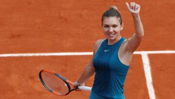 Halep barre a Mertens y cae Wozniacki pero puede ser n?1