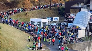 Aglomeraciones en la colas para los remontes de la estaci&oacute;n de esqu&iacute; de Cervino Ski Paradise (Italia) sin respetar medidas contra el coronavirus. 