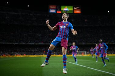 El holandés llegó como un parche de emergencia al FC Barcelona. Luuk fue cedido por el Sevilla en 2020 con ciertas dudas sobre su nivel, pero acabó marcando goles clave, salvando partidos con cabezazos y ganándose el cariño del Camp Nou. La humildad y entrega del delantero calaba cada vez más en la grada blaugrana con el paso de las jornadas, al igual que su pena al acercarse la fecha de su marcha.