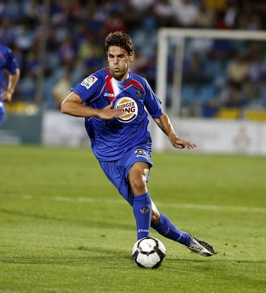 El interior izquierdo español se formó en la cantera valencianista desde los 15 años. Jugó con el Mestalla y con el Valencia entre 2002 y 2004 en una primera etapa. Tras pasar por el Tenerife y el Getafe (2005-06) volvió a su casa para disputar una temporada (2006-07) y salir cedido de nuevo al Getafe en la temporada 2007-08. Finalmente, el equipo madrileño lo compró y estuvo vistiendo la camiseta azulona durante seis temporadas hasta su salida en 2014.