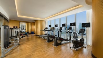 El Real Madrid se aloja en el hotel de lujo JW Marriott Hotel Riyadh que ofrece un alojamiento moderno. Incluye un gimnasio independiente, 2 piscinas y wifi gratis en todas las áreas.