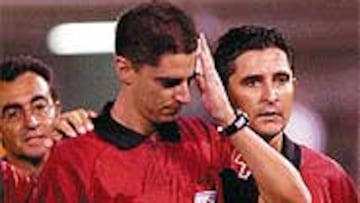 <b>ATURDIDO</B>. Téllez Sánchez se dirige a la banda después de recibir el golpe.