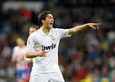 El turco, aunque nacido en Alemania, era el cerebro del Borussia Dortmund de Klopp que consiguió su primera Bundesliga, ganada en 2011. El Madrid le fichó entonces a pesar de estar lesionado pues confiaba en una pronta y exitosa recuperación, no fue así.