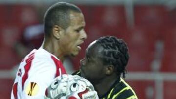 <b>CARA A CARA. </b>Luis Fabiano y Edel Apoula, en el primer partido de la Europa League del Grupo J entre el Sevilla y el PSG.
