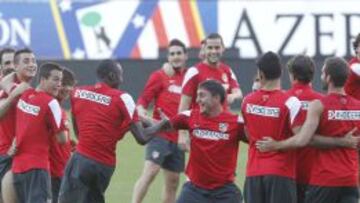 Los jugadores rojiblancos mostraron el buen momento que viven durante los juegos en el calentamiento.