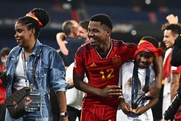 El joven jugador de la selección española, Ansu Fati, celebra el título junto a sus familiares.