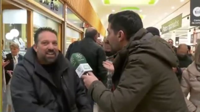 Le preguntan si le ha tocado la lotería de Navidad y su respuesta deja sin palabras al reportero