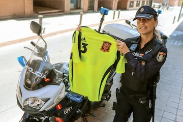 Sonia Bernal, de uniforme, posa con la camiseta de la Selección española de fútbol sala. 