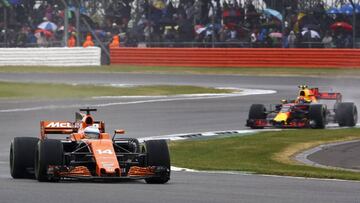 Alonso delante de un Red Bull en Silverstone.