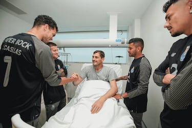 Iker Casillas se emocionó con la visita de toda la plantilla del Oporto