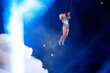 Lady Gaga realizó un gran espectáculo lleno de luces.