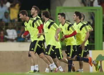 La Roja entreno en el nuevo estadio de Malabo repleto de seguidores que querían ver a nuestros internacionales. Casillas fue de los más aclamados.