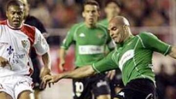 <b>RETRASO.</B> La polémica por la indumentaria de los dos equipos provocó que el derbi sevillano comenzara con 45 minutos de retraso.