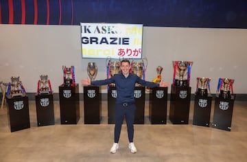 Bojan posa con todos los trofeos conseguidos con la camiseta blaugrana.
