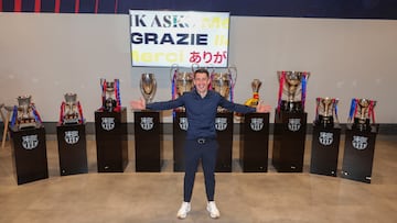 Bojan posa con todos los trofeos conseguidos con la camiseta blaugrana.