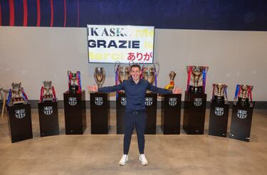 Bojan posa con todos los trofeos conseguidos con la camiseta blaugrana.
