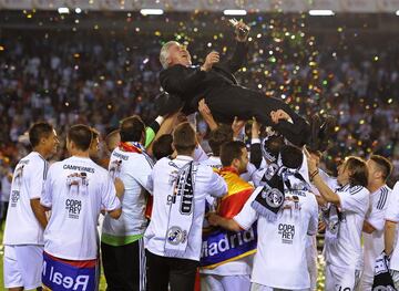 Final de la Copa del Rey en Mestalla. El Real Madrid ganó 1-2 al Barcelona con goles de Di María y Bale para los blancos y Marc Bartra para los catalanes. En la imagen, los jugadores mantean a Carlo Ancelotti.