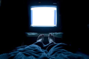 Si tu televisión se enciende sola por la noche, tranquilo: esta es la explicación real 