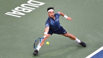 Fabio Fognini devuelve una bola ante Daniel Evans durante el Dubai Duty Free Tennis Championships.