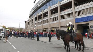 Policía en el Vicente Calderón antes del Atlético de Madrid-Bayern de Múnich.