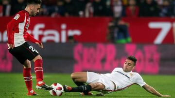 Munir se tira a robar un balón.