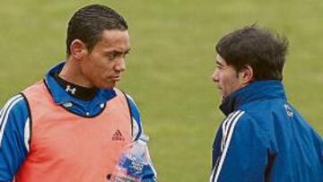 <b>DIÁLOGO. </b>Marcelino, hablando ayer con el brasileño.