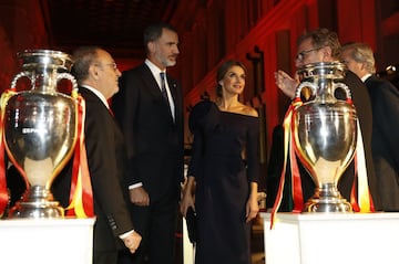 Sus Majestades los Reyes disfrutan de la exposición habilitada para la Gala. 