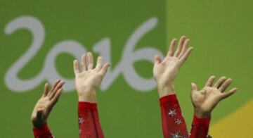 Instante del saludo de las gimnastas estadounidense Simone Biles y Alexandra Raisman,en el podio, oro y plata respectivamente en la especialidad de suelo.