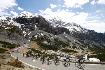 Longitud: 21,9 km / Pendiente media: 7,1% / Rampas máximas: 14% / Altitud: 2.758 m.
Cada vez que forma parte del Giro de Italia se lleva el premio a ‘Cima Coppi’ como ascensión más alta de la carrera. No es para menos ya que está cerca de los 3.000 metros de altitud. En su cima alberga una Estación Invernal y de Montaña que sólo está al alcance de los ciclistas con mejores piernas, cabeza y pulmones. Por sus características de longitud, pendiente y desnivel, hablamos sin duda del puerto rey en Italia en cuanto a dureza, coloso entre colosos de los Alpes.
