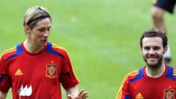 Los jugadores de la Selecci&oacute;n espa&ntilde;ola y compa&ntilde;eros en el Chelsea Fernando Torres y Juan Mata conversan durante el entrenamiento.