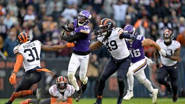 CHICAGO, ILLINOIS - NOVEMBER 24: Justin Jefferson #18 of the Minnesota Vikings runs for a first down during overtime against the Chicago Bears at Soldier Field on November 24, 2024 in Chicago, Illinois. Quinn Harris/Getty Images/AFP (Photo by Quinn Harris / GETTY IMAGES NORTH AMERICA / Getty Images via AFP)