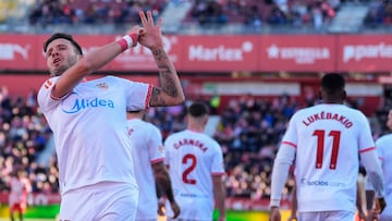 GIRONA, 18/01/2025.- El centrocampista del Sevilla FC Saúl Ñíguez celebra tras anotar un gol ante el Girona durante el partido de LaLiga EA Sports en el Estadio de Montilivi de Girona este sábado. EFE/ Siu Wu