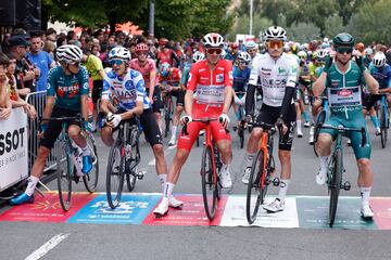 El líder de la clasificación general, el australiano Ben O'connor, el "mejor joven", Carlos Rodríguez, antes del inicio de la 19 etapa de la Vuelta a España 2024 entre Logroño y el alto de Moncalvillo.
