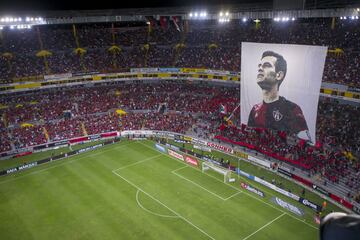 Una de las carreras más brillantes que ha tenido un futbolista mexicano en la historia está llegando a su fin. Rafael Márquez jugó este fin de semana su último partido en el Estadio Jalisco y recibió un merecido homenaje a su trayectoria. El defensa central se despidió de su gente en un emotivo momento que quedará para el registro del futbol mexicano. Pero esto no es lo último que vemos del ‘Káiser’, pues todavía podría tener su último adiós en el Mundial de Rusia 2018 si es convocado por Juan Carlos Osorio. 