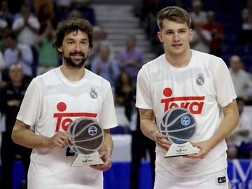Luka Doncic, mejor joven de la Liga ACB, y Sergio Llull, mejor base de la Liga ACB, antes del partido de Liga entre Real Madrid y MoraBanc Andorra.