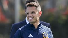 El delantero mexicano de LA Galaxy acudió a este especial encuentro y se dio el tiempo para repartir autógrafos entre sus seguidores.