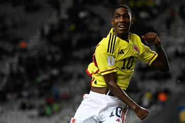 Jugando por el centro fue el jugador más destacado de la Selección Colombia durante el primer tiempo. El 10 generó las dos primeras oportunidades en ataque, incluido un remate al palo. En el segundo tiempo se mantuvo como la figura y anotó el gol del empate con una gran definición. Fue clave en el triunfo.