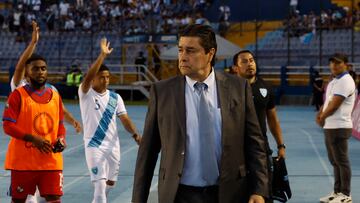 AMDEP9190. CIUDAD DE GUATEMALA (GUATEMALA), 10/09/2023.- El seleccionador de Guatemala Luis Tena hoy, en un partido de la Liga de Naciones de la Concacaf entre Guatemala y Panamá en el estadio Doroteo Gamuch Flores en la Ciudad de Guatemala (Guatemala). EFE/ Esteban Biba
