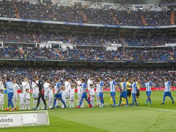 The teams shake hands before kick-off at the Bernabéu.
