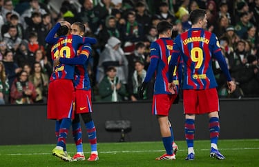 0-2. Lamine Yamal celebra el tanto con sus compañeros.