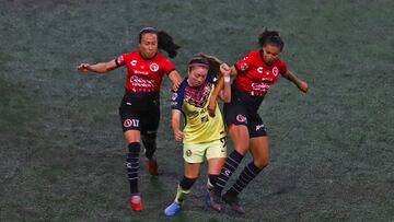 (L-R), Guadalupe Sanchez of Tijuana, Katty Martinez of America and Annia Mejia of Tijuana during the game Tijuana vs America, corresponding to day 15 of the Torneo Clausura Grita Mexico C22 of Liga BBVA MX Femenil, at Caliente Stadium, on April 18, 2022.
<br><br>
(I-D), Guadalupe Sanchez de Tijuana, Katty Martinez de America y Annia Mejia de Tijuana durante el partido Tijuana vs America, correspondiente a la jornada 15 del Torneo Clausura Grita Mexico C22 de la Liga BBVA MX Femenil, en el Estadio Caliente, el 18 de Abril de 2022.