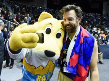 El actor  Jason Sudeikis y Rocky the Mountain, la mascota de los Nuggets, se hicieron un selfie a pie de pista.