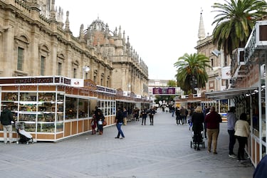 Abierto del 5 de noviembre al 23 de diciembre. Es el mercado más especializado de España y una cita ineludible para los coleccionistas. Ubicada a la sombra de la Giralda y el Archivo de Indias, sus casetas están dedicadas exclusivamente al arte del belenismo. Aquí no encontrarás espumillón ni luces de plástico; el protagonismo es para los maestros artesanos que venden figuras de barro pintadas a mano, portales de madera, miniaturas de vegetación real y complejos sistemas de agua para los nacimientos. Es el lugar donde los sevillanos compran cada año esa pieza nueva que completará su colección familiar.
